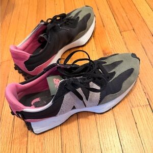 New Balance 327 Women's Men’s Sneakers RARE SOLD OUT color combo…..8/10